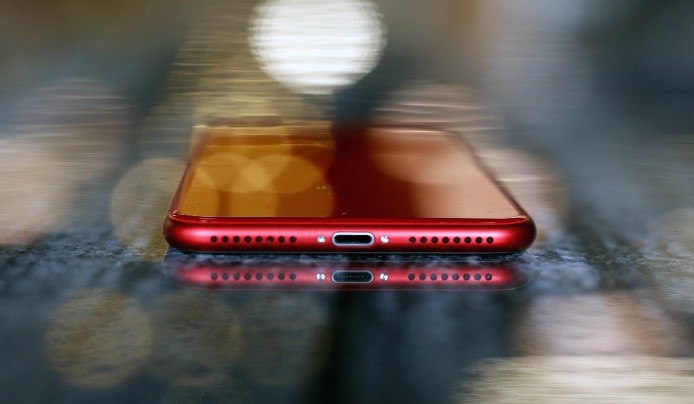 iPhone 8 Plus 64GB Red Màu Đỏ cạnh dưới