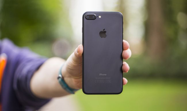Cầm iPhone 7 Jet Black khác gì cầm iPhone 7 Black | Hoàng Hà Mobile