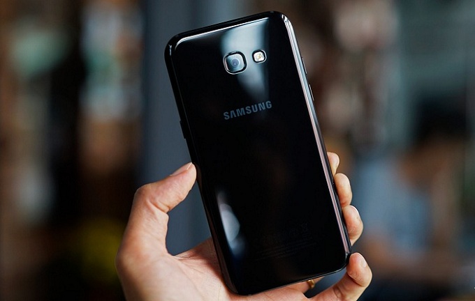 thiet-ke-samsung-galaxy-a5-2017-noi-bat-voi-mat-kinh-va-kim-loai