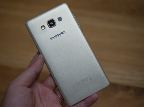 Samsung Galaxy A7 thiết kế mặt sau