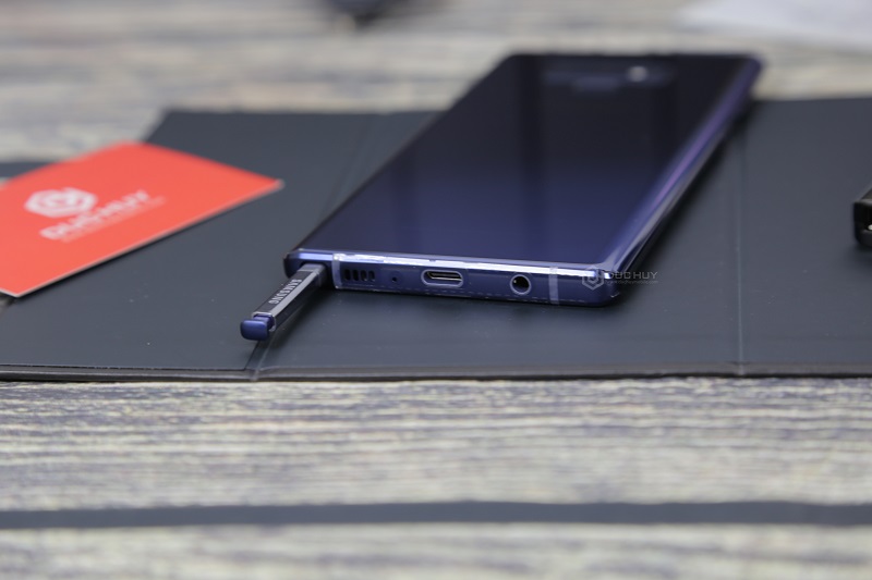 Bút S Pen có thể nói là phụ kiện góp phần làm nền thành công của Galaxy Note 9