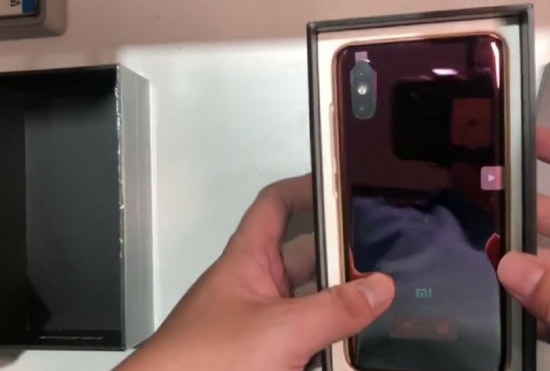 Xiaomi Mi 8 Fingerprint Edition màu Gradient thay đổi tuỳ điều kiện ánh sáng