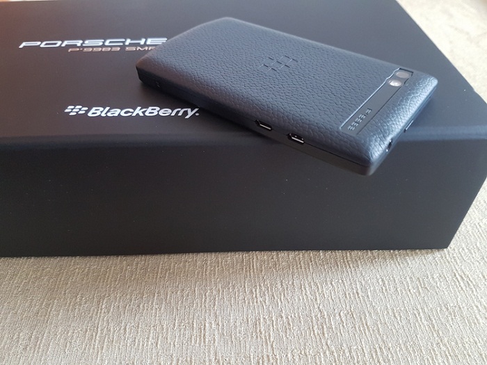 Mặt sau BlackBerry Porsche Design P’9983