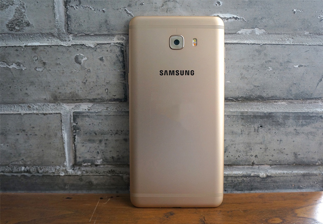 Mặt sau Samsung Galaxy C9 Pro