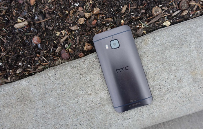 Mặt sau HTC One M9
