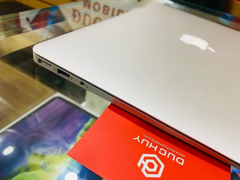 ngoại hình MacBook cũ
