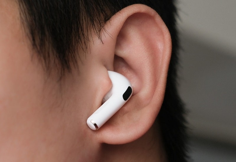 đeo tai nghe Apple AirPods 3