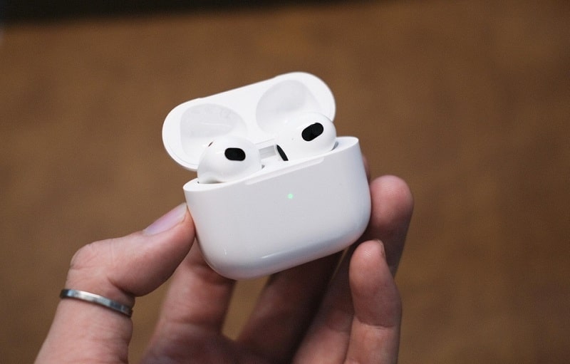 trên tay tai nghe Apple AirPods 3