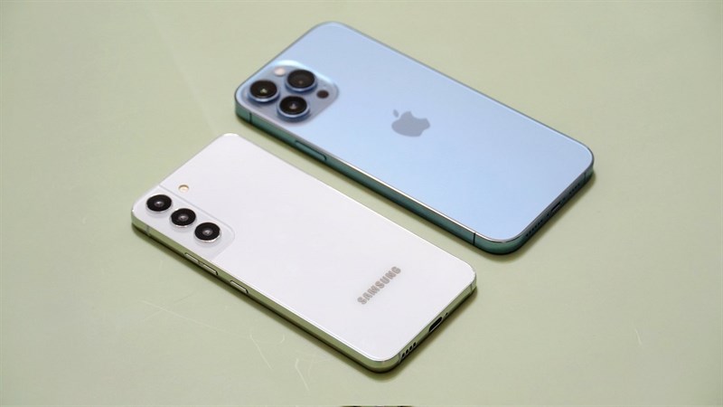 thiết kế Galaxy S22 5G vs iPhone 13 Pro Max