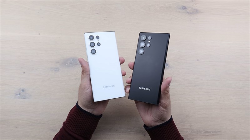 Samsung Galaxy S22 Ultra 5G màu đen và màu trắng 