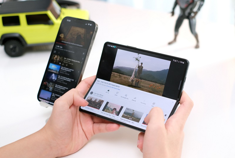 So sánh màn hình Galaxy Z Fold3 5G vs iPhone 13 Pro Max