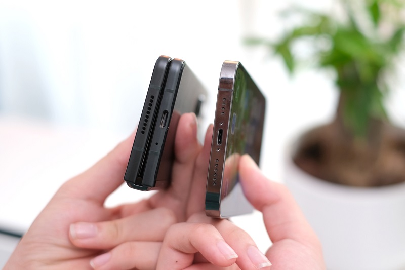 So sánh pin Galaxy Z Fold3 5G vs iPhone 13 Pro Max