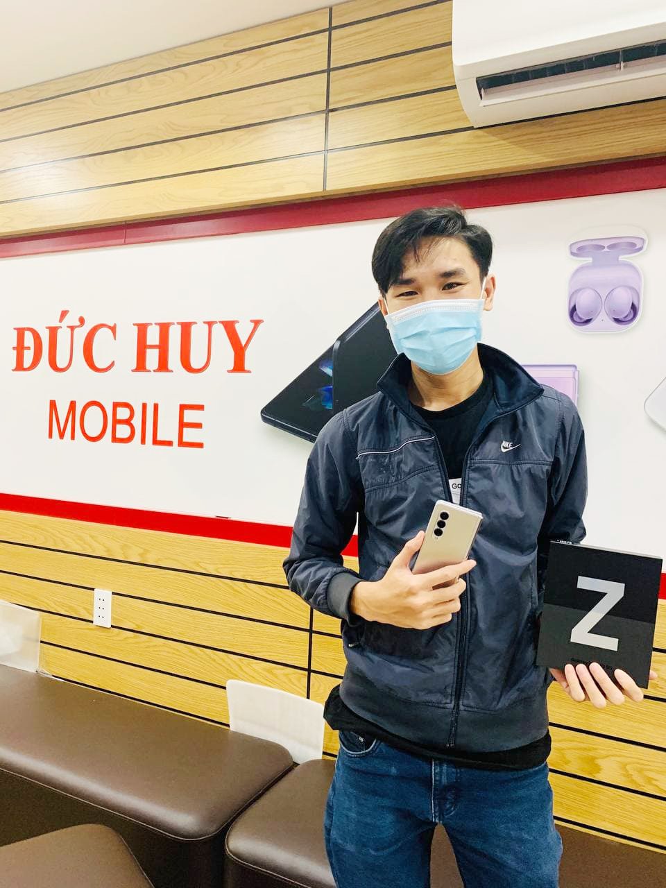 Khách hàng mua tại Đức Huy Mobile 