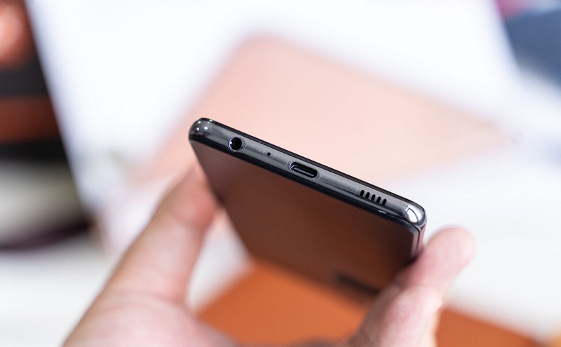 cạnh dưới Samsung Galaxy A72