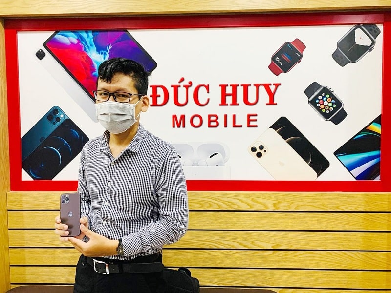 khách mua iPhone 11 Pro
