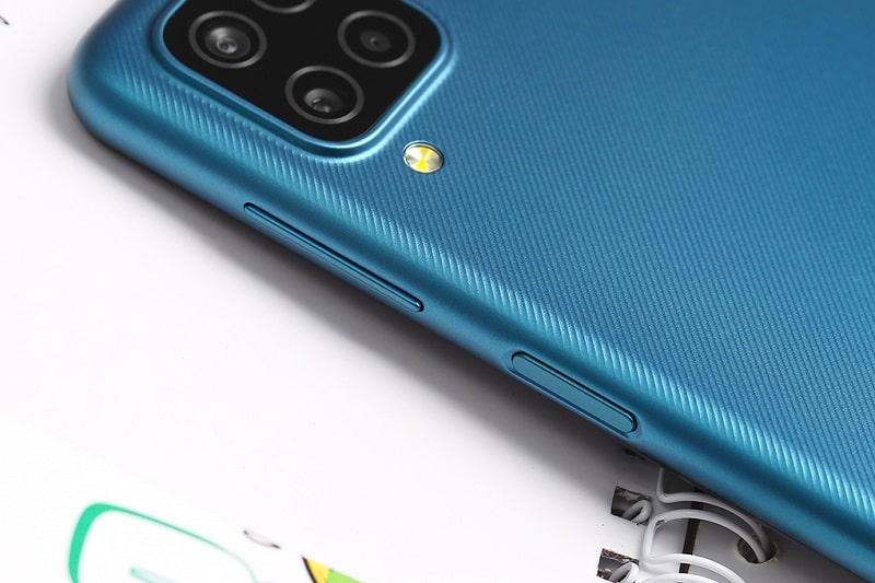 Cạnh bên Samsung Galaxy A12