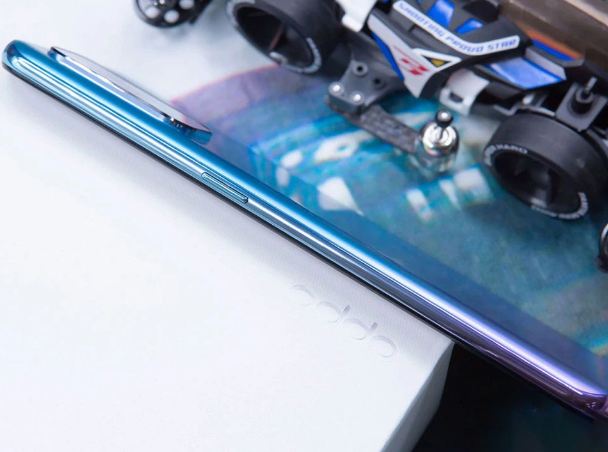 cạnh bên OPPO A95 5G