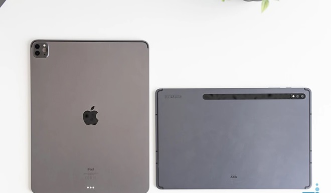 Mặt sau iPad Pro M1 2021 hay Galaxy Tab S7/Tab S7+