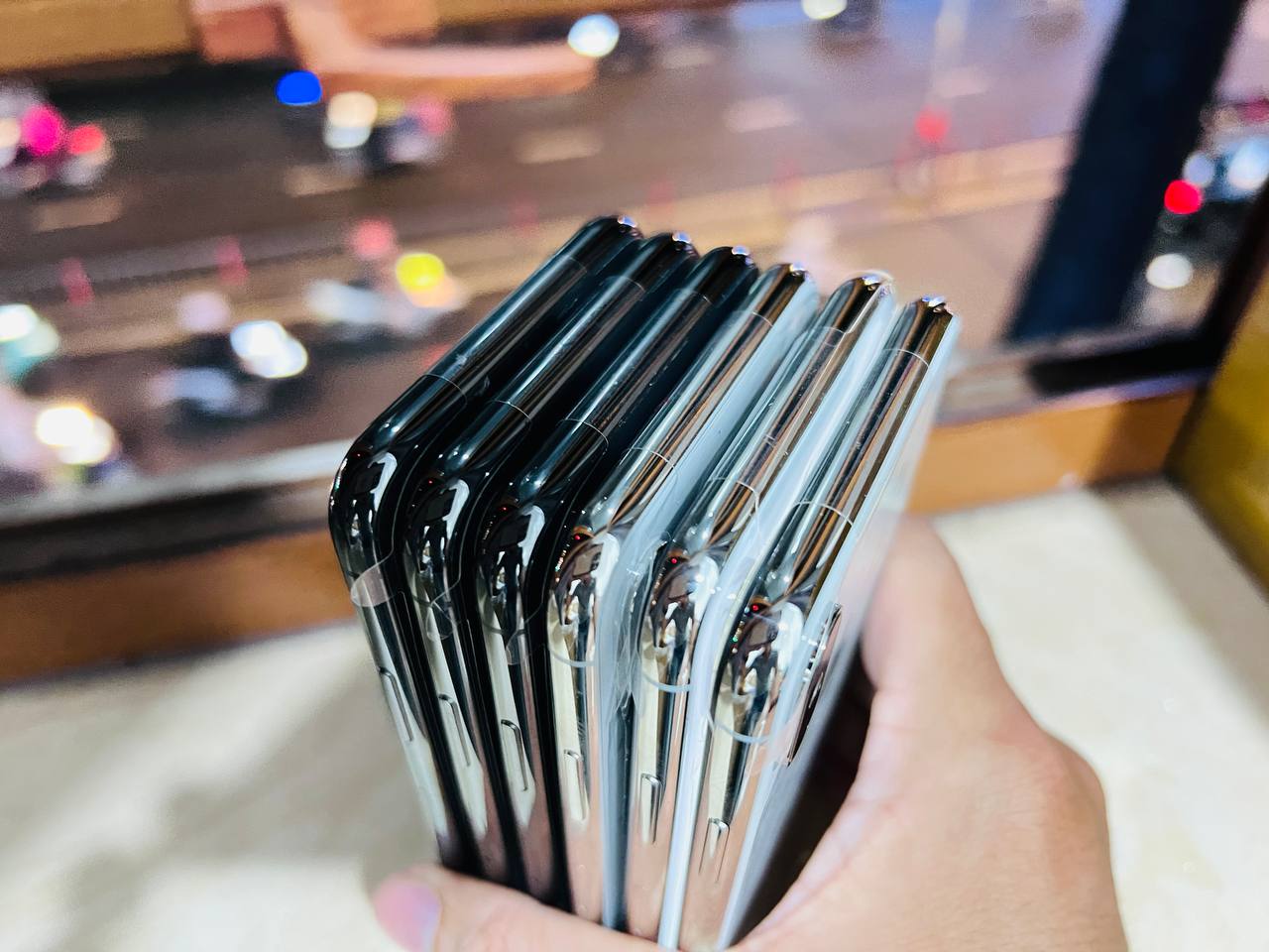 cạnh iPhone X 64GB