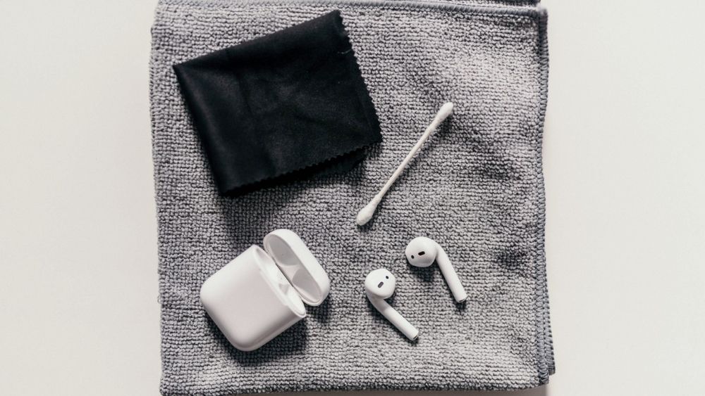 Dụng vệ sinh AirPods