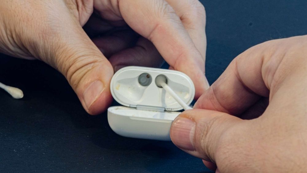 vệ sinh hộp đựng AirPods