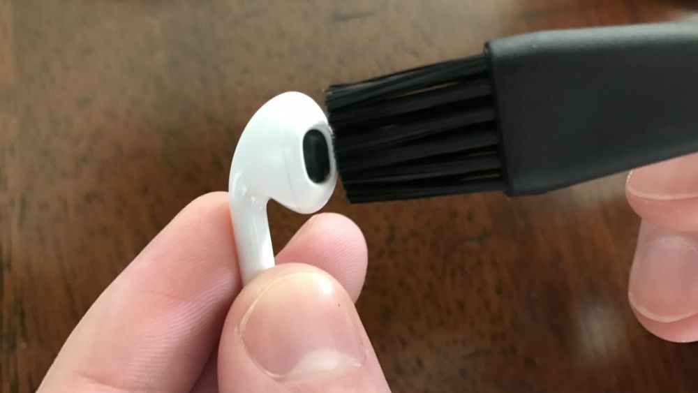 vệ sinh AirPods tai nghe bước 2