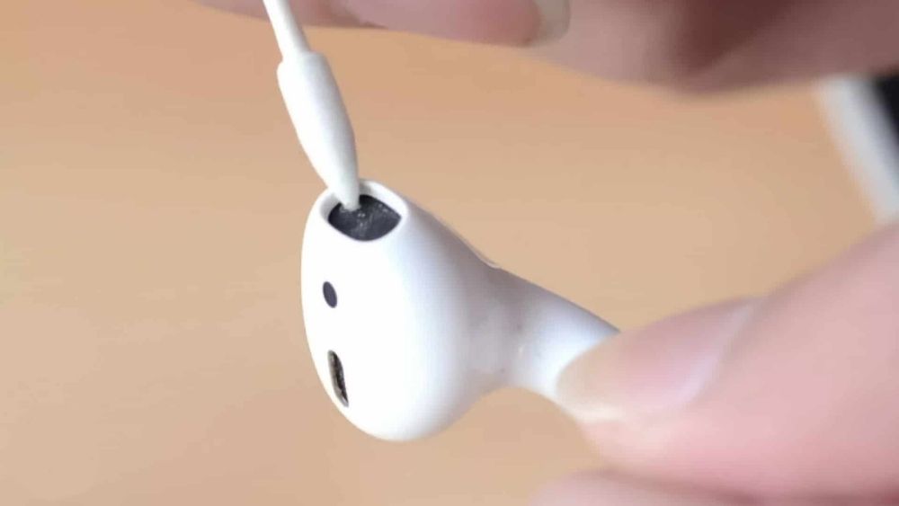 vệ sinh AirPods tai nghe bước 3