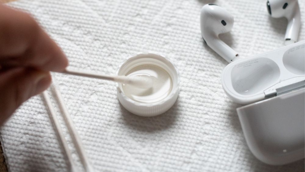 Vệ sinh AirPods tại nhà