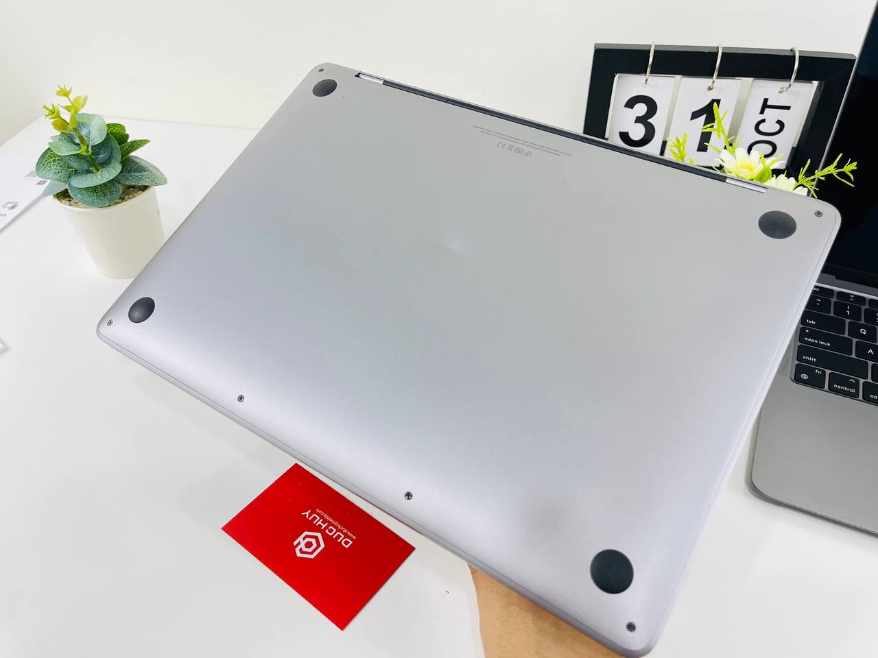 mặt sau Macbook Pro M1 256GB cũ