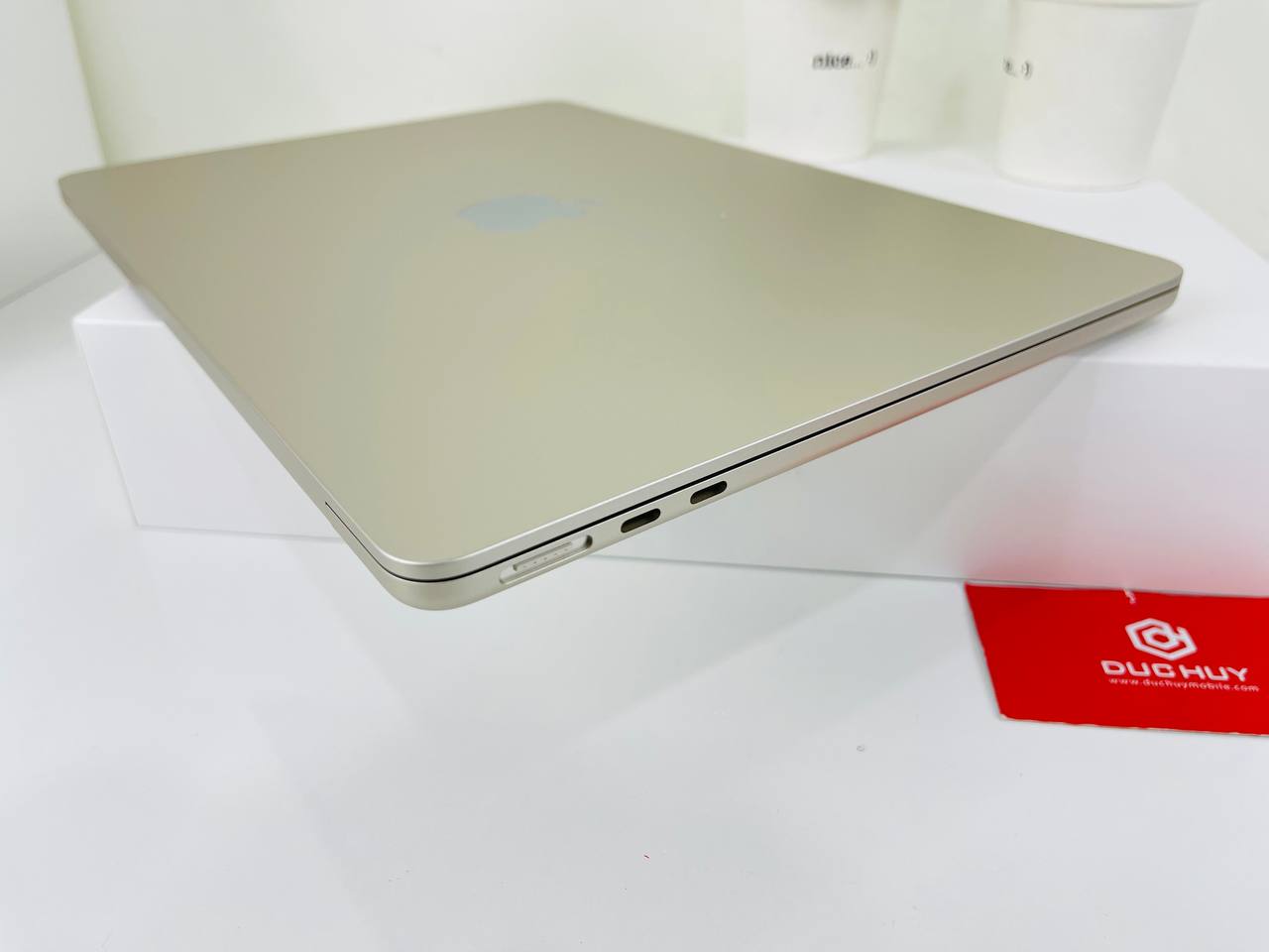 ngoại hình MacBook Air M2 2022 8GPU