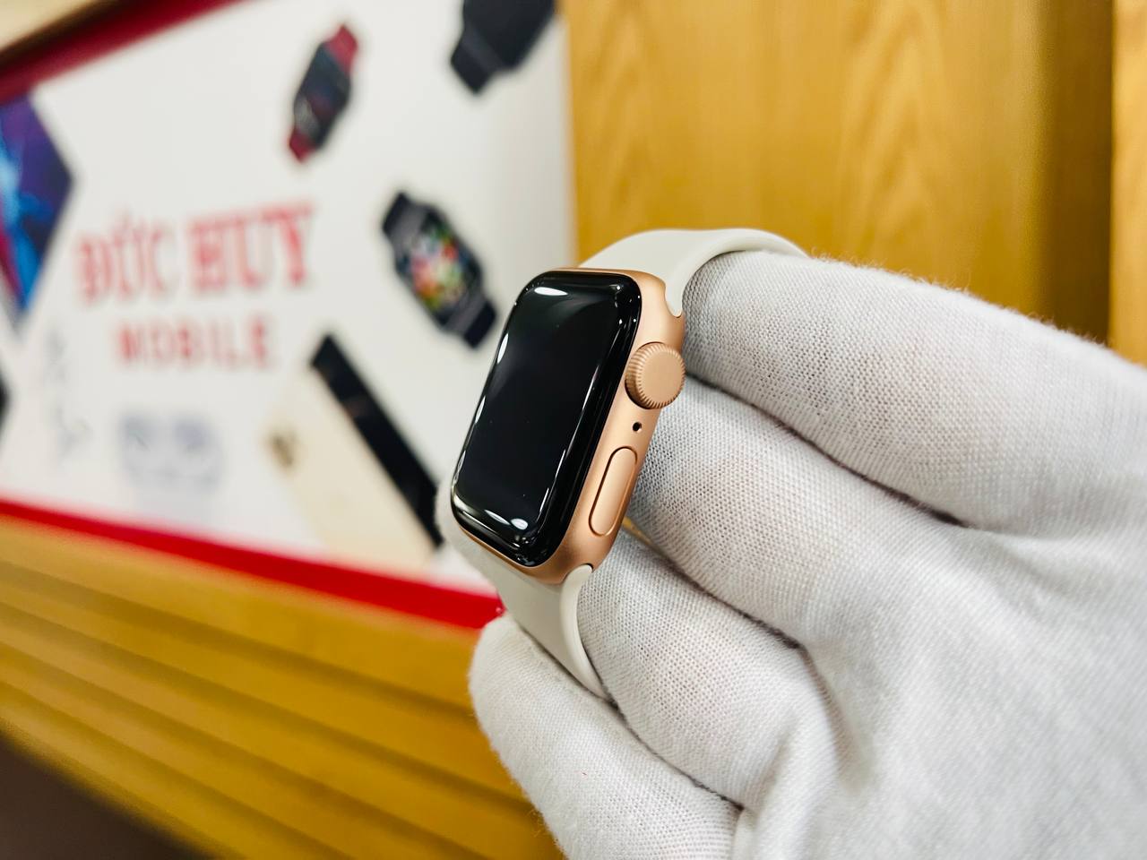 cạnh phải Apple Watch SE 40mm GPS