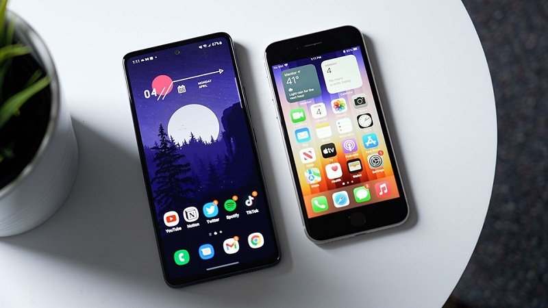 cảm ứng Samsung Galaxy A53 và Apple iPhone SE 2022