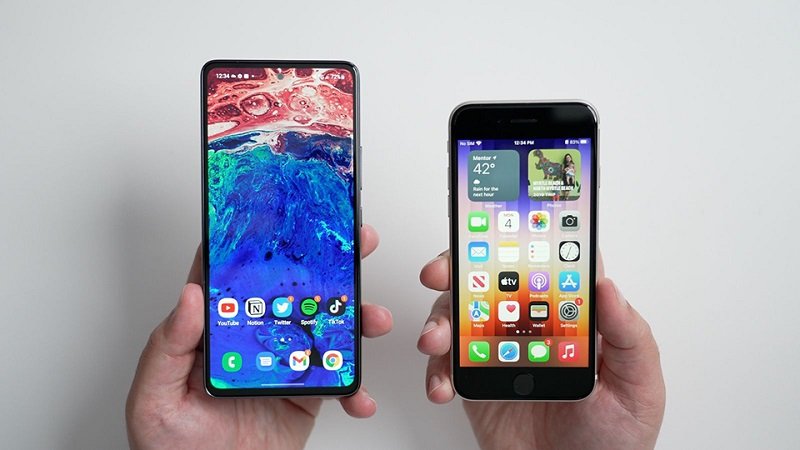 Màn hình Samsung Galaxy A53 và Apple iPhone SE 2022