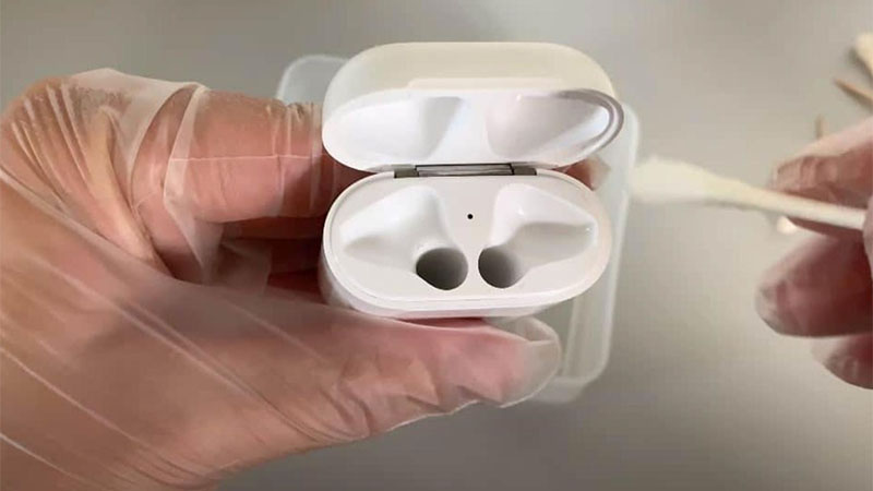 Bước 1 cách vệ sinh tai nghe AirPods tại nhà