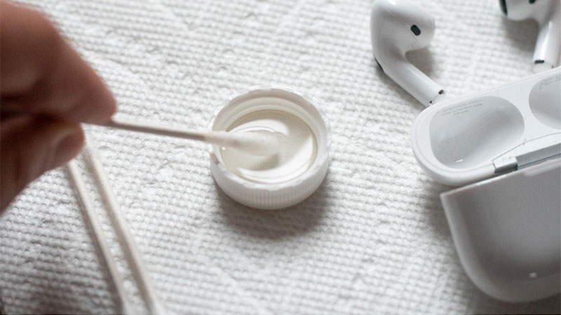 Bước 2 cách vệ sinh tai nghe AirPods tại nhà