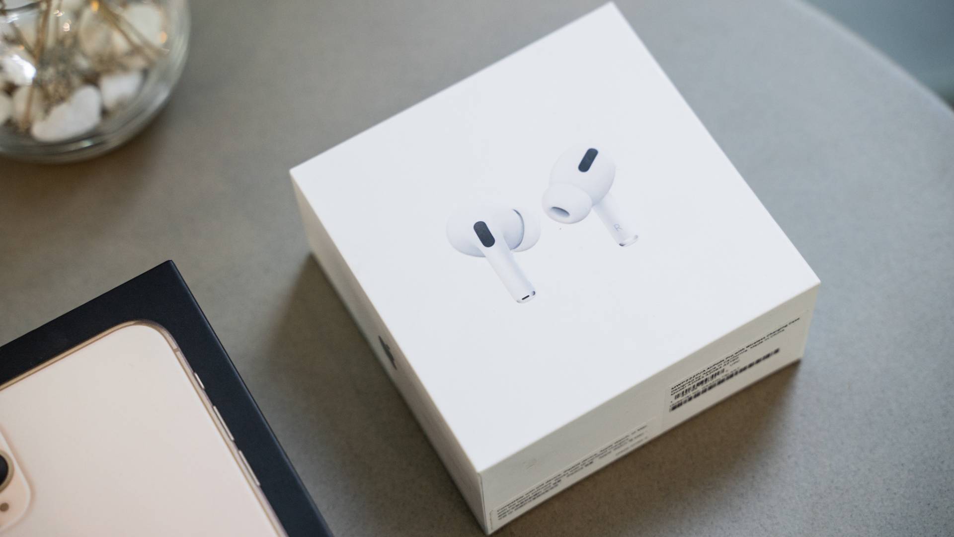 Kiểm tra thông tin AirPods Pro chính hãng trên hộp