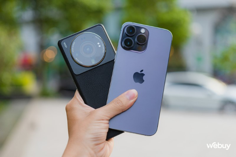sạc pin Xiaomi 13 Ultra cùng iPhone 14 Pro Max