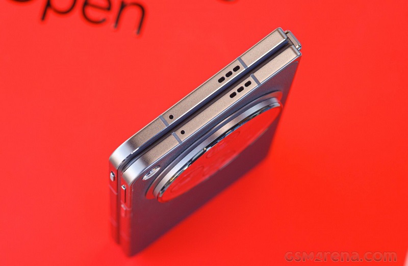 phía dưới OnePlus Open