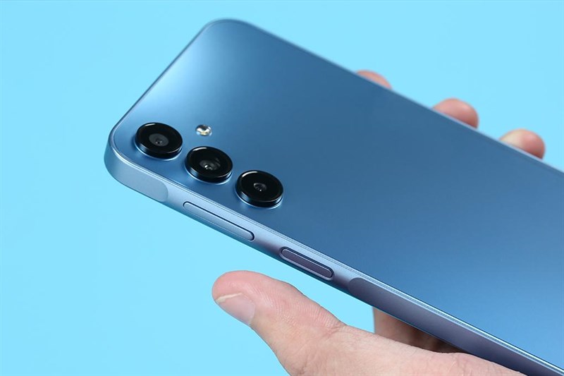  Samsung Galaxy A16 5G có thiết kế bằng mặt lưng nhựa giúp cầm nắm tốt