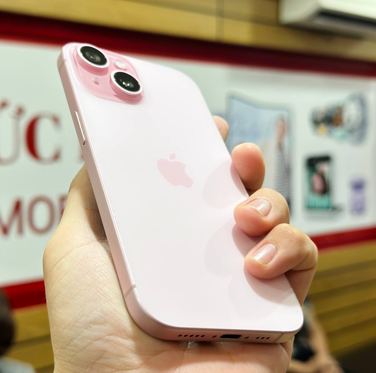 iPhone 15 cũ có ngoại hình đẹp keng, màn hình lớn