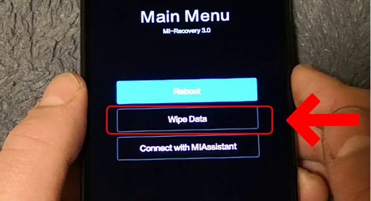 Dùng phím tăng - giảm âm lượng di chuyển tới dòng chữ Wipe Data