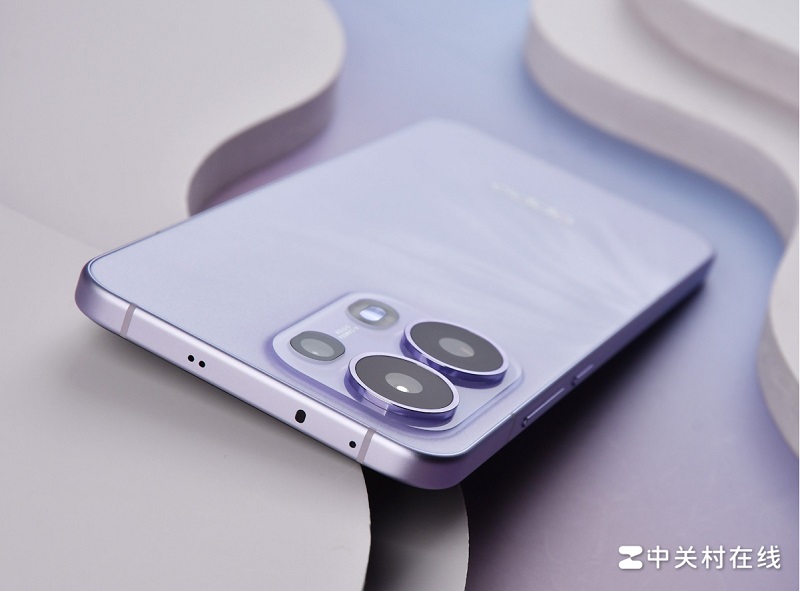 Cạnh trên Oppo Reno13, Reno13 Pro  là nơi đặt nút thu âm và cảm biến hồng ngoại của thiết bị.
