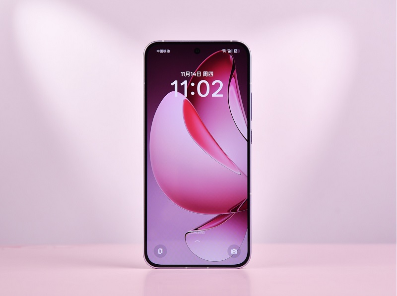 OPPO Reno13 và OPPO Reno13 Pro đều được trang bị màn hình AMOLED cao cấp