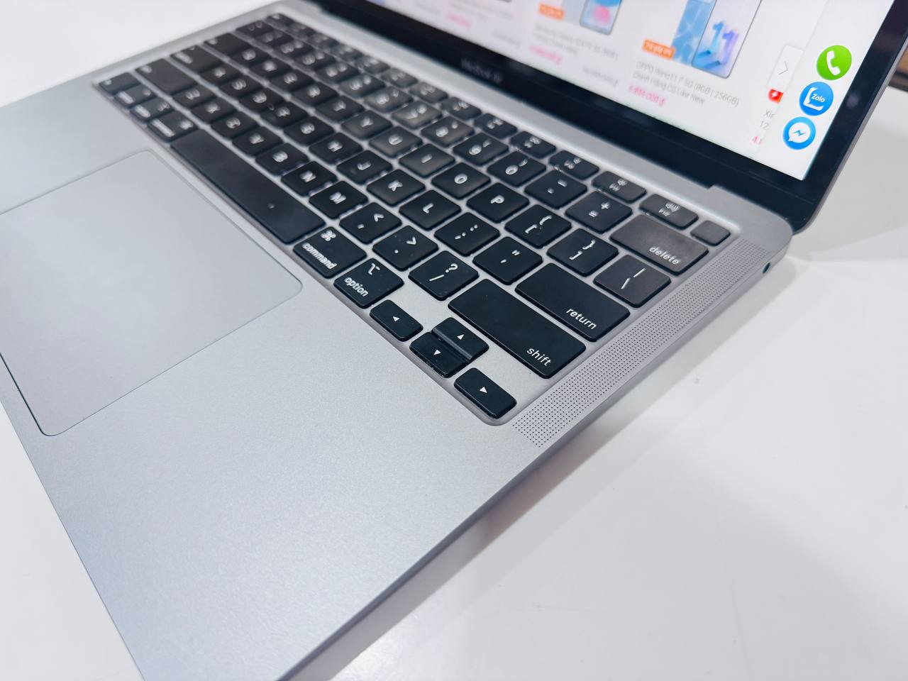 cạnh phải của Macbook Air 2020 Chip Intel Core i3-1000G4
