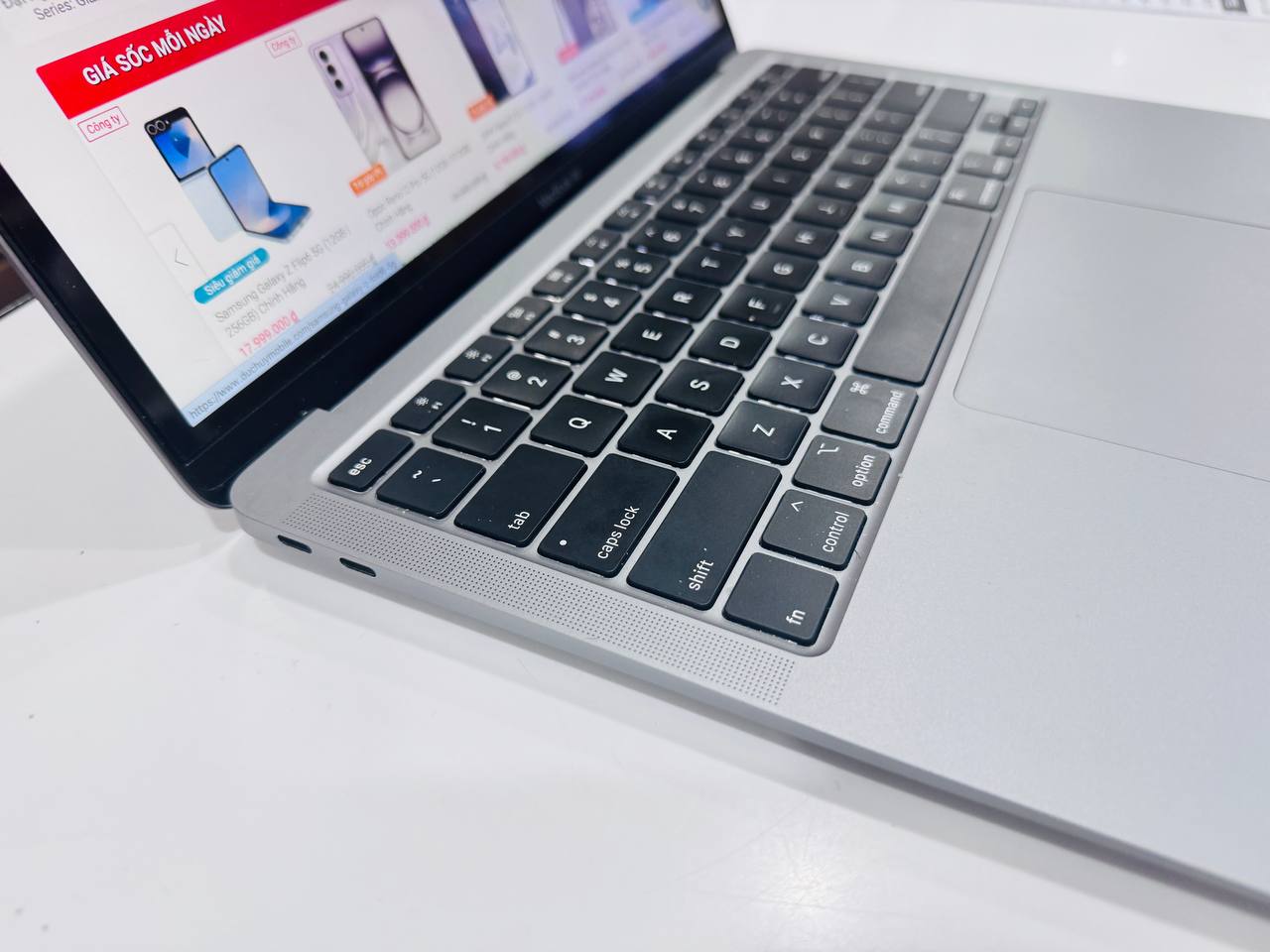 cạnh trái của Macbook Air 2020 Chip Intel Core i3-1000G4