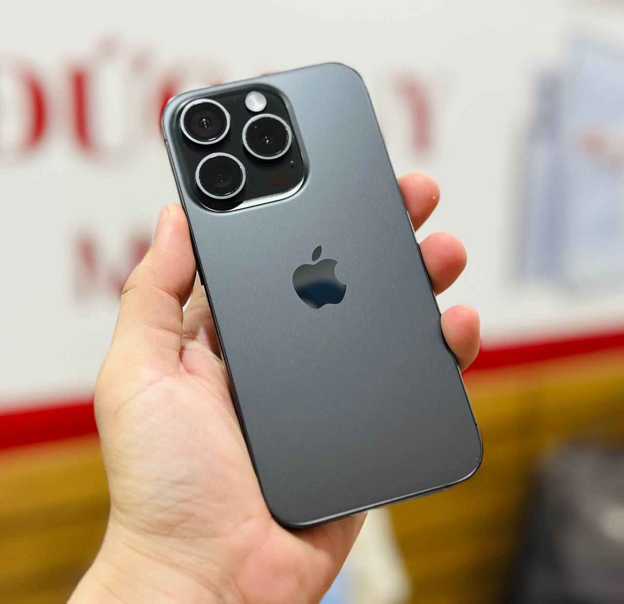 iPhone 15 Pro 128GB cũ có ngoại hình sang trọng