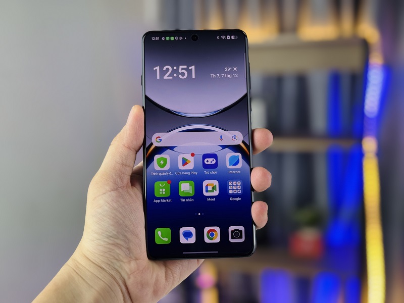 OPPO Find X8 Pro được trang bị màn hình LTPO AMOLED thiết kế cong ấn tượng