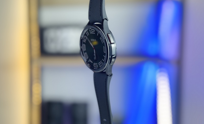 cạnh phải của Samsung Galaxy Watch6 Classic 43mm LTE