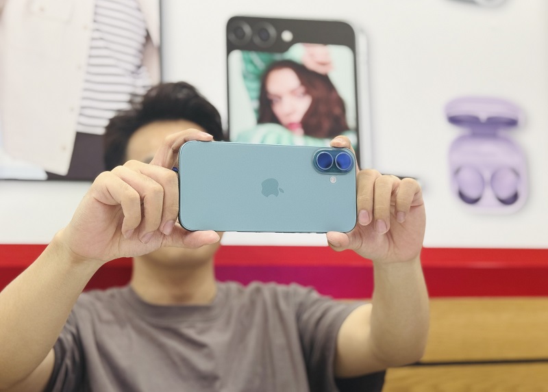 Cụm camera đặt dọc tạo nên thiết kế nhận diện mới cho iPhone 16 Plus 256GB