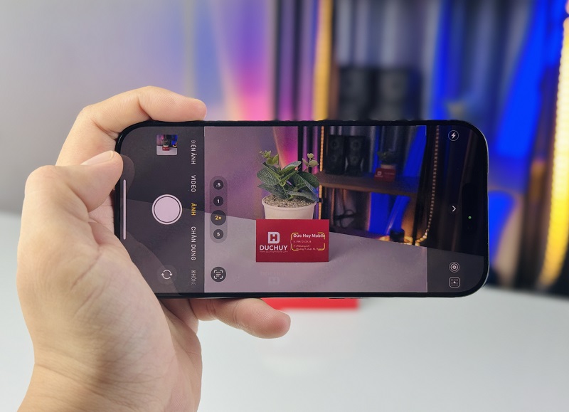 iPhone 16 Pro 256GB có cụm camera 3 ống kính chất lượng.